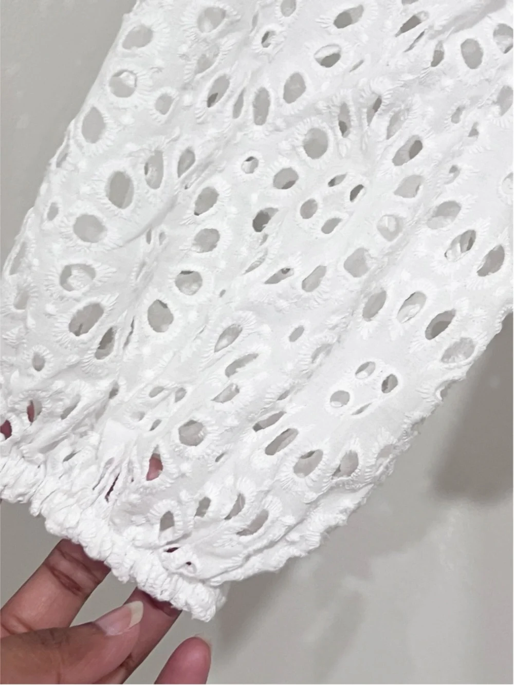 EUC Lilly Pulitzer Roca Resort White Eyelet Ruffle V-Neck Cropped Blouse